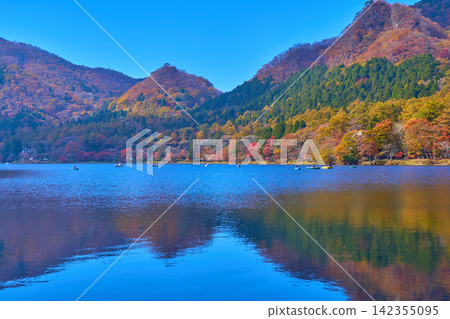 從群馬縣高崎市榛名湖岸邊眺望西邊的榛名湖和秋色斑斕的山脈（包括漁船、兵頭山、神獸岳等）。 142355095