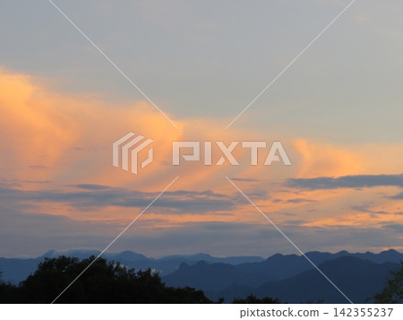 群馬縣的山巒沐浴在陽光下，夕陽西下。 142355237
