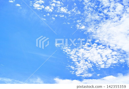 藍色的天空和雲圖像 142355359