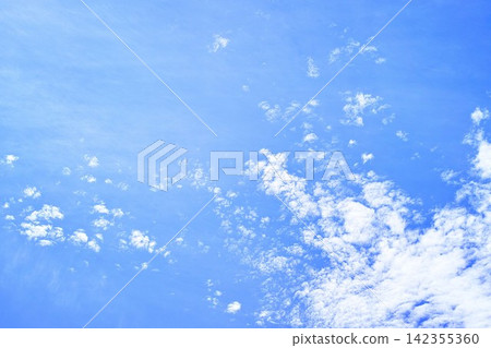 藍色的天空和雲圖像 142355360