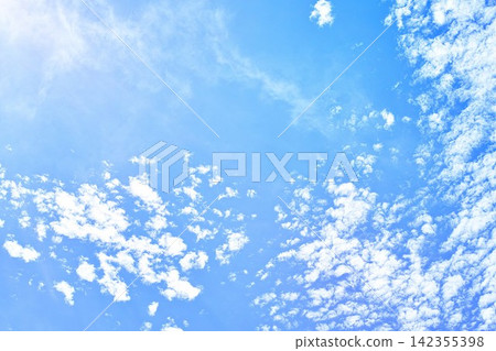 藍色的天空和雲圖像 藍色的天空和雲圖像 142355398