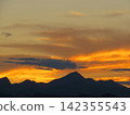 天空染成一片橘紅，夕陽映照下榛名富士山的輪廓清晰可見。從花鷹展望台望去，暮色中山巒投下三角形的影子。 142355543