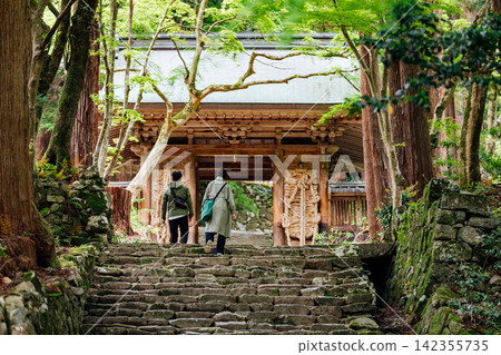 【滋賀縣東近江市】前往百齋寺仁王門的遊客 【滋賀縣東近江市】前往百齋寺仁王門的遊客 142355735
