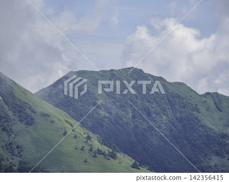笹峰壯麗的山景可用於廣告和旅遊宣傳。 笹峰壯麗的山景可用於廣告和旅遊宣傳。 142356415