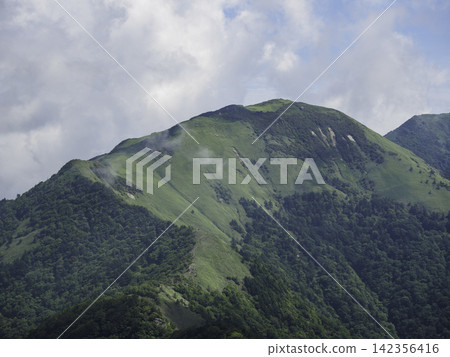 笹峰壯麗的山景可用於廣告和旅遊宣傳。 笹峰壯麗的山景可用於廣告和旅遊宣傳。 142356416