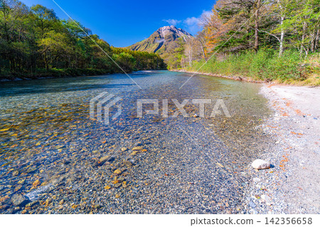 [Autumn Leaves in Kamikochi] Autumn in Kamikochi: Azusa River and Mt. Yake [Nagano Prefecture] 142356658