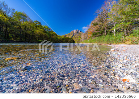 [Autumn Leaves in Kamikochi] Autumn in Kamikochi: Azusa River and Mt. Yake [Nagano Prefecture] 142356666
