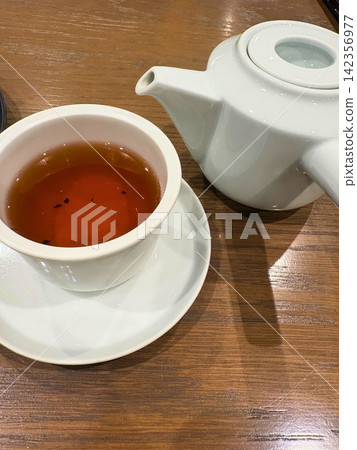 一個茶壺和倒好的茶 142356977