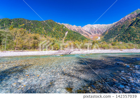 [Autumn Scenery] Autumn foliage in Kamikochi, the Azusa River, and the Hotaka mountain range [Nagano Prefecture] 142357039