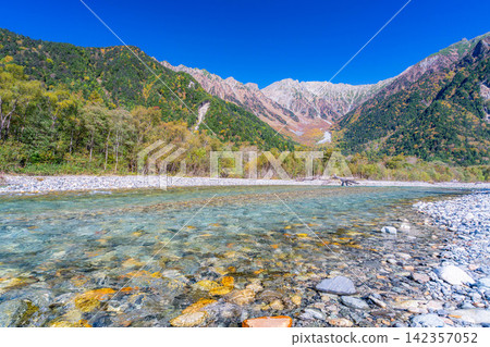 【秋景】上高地、梓川和穗高山脈的秋葉【長野縣】 【秋景】上高地、梓川和穗高山脈的秋葉【長野縣】 142357052