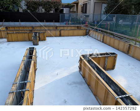 Foundation work for a newly built detached house: Formwork for the foundation work Foundation work for a newly built detached house: Formwork for the foundation work 142357292