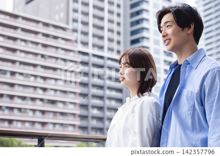 男女大學生並肩站著，面帶微笑。 142357796