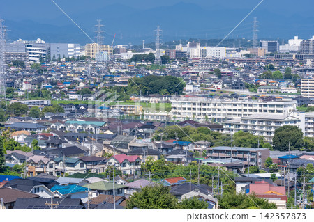 從東京日野市的山頂上可以看到廣闊的住宅區和輸電塔。 從東京日野市的山頂上可以看到廣闊的住宅區和輸電塔。 142357873