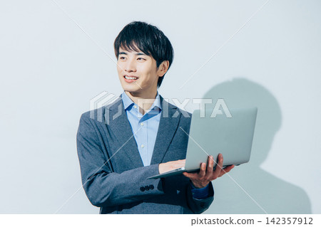 扮演個人計算機的商人 142357912