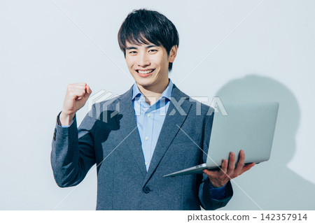 扮演個人計算機的商人 142357914