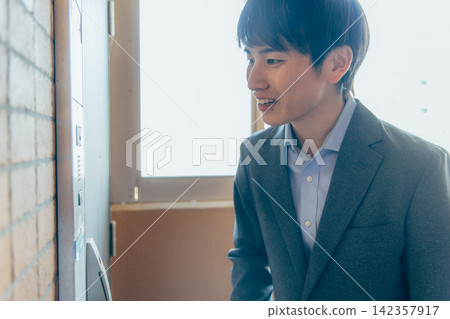 Door-to-door salesman rings the doorbell. Door-to-door salesman rings the doorbell. 142357917