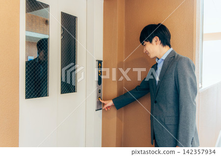 男人在工作 142357934