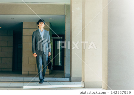 商務人士正穿過辦公室入口 142357939