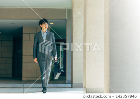 商務人士正穿過辦公室入口 142357940