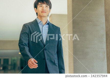 商務人士正穿過辦公室入口 142357944