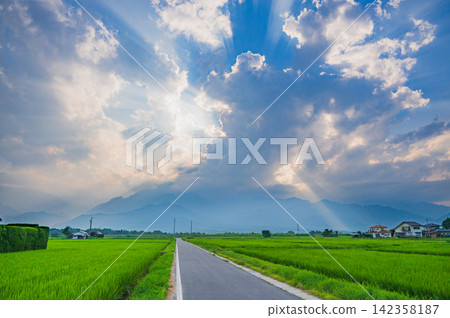 A dramatic sunset view [Ikeda Town, Kitaazumi District] 142358187