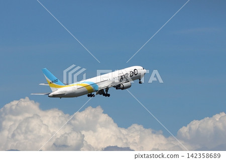 起飛，客機上升 Air Do 飛機起飛 142358689