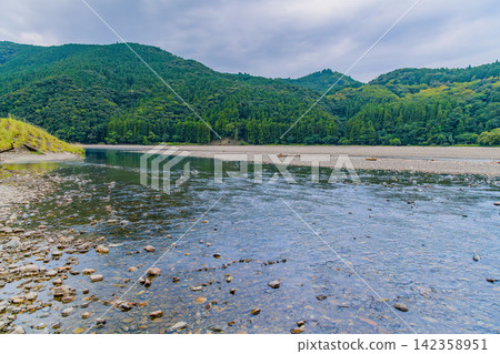 夏末一個陰沉的午後，熊野川寬闊的河床在熊野縣大齋原附近雄偉地延伸開來。 142358951