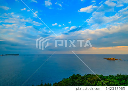 夏末的黃昏,從浦島三城館飯店客房的窗戶可以看到浩瀚的太平洋和山成島。 夏末的黃昏,從浦島三城館飯店客房的窗戶可以看到浩瀚的太平洋和山成島。 142358965