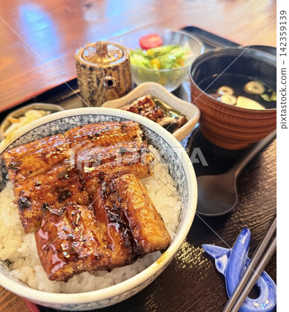 鰻魚飯午餐 142359139