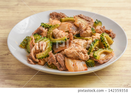 苦瓜、泡菜和豆腐炒菜 苦瓜、泡菜和豆腐炒菜 142359358