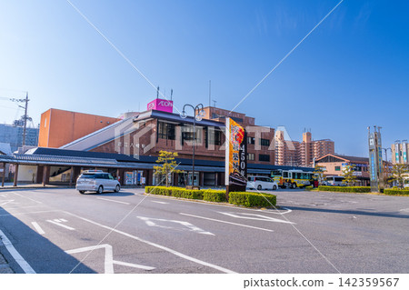 JR琵琶湖線/近江鐵道四日市線:滋賀縣近江八幡市近江八幡站北口前的車站建築及景色 JR琵琶湖線/近江鐵道四日市線:滋賀縣近江八幡市近江八幡站北口前的車站建築及景色 142359567
