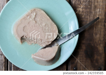 Highly moist, wet-type chicken dog food for senior dogs Highly moist, wet-type chicken dog food for senior dogs 142359585