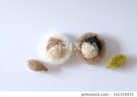 Autumn materials made from wool felt: two types of acorns and leaves. Autumn materials made from wool felt: two types of acorns and leaves. 142359935
