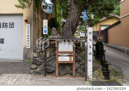 舊公路旁曾經繁忙運作的防火牆和水車的遺跡（長野縣木曾郡木曾村藪原宿） 142360104