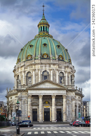 Facade and massive copper dome of Frederik's Church, Copenhagen, Denmark. Historic Marble Church and baroque architecture Facade and massive copper dome of Frederik's Church, Copenhagen, Denmark. Historic Marble Church and baroque architecture 142360173