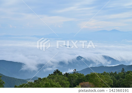 漂浮在雲彩海的山 漂浮在雲彩海的山 142360191