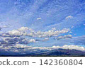 Autumn sky in Hokkaido: A view from Furano towards Mount Tokachi. 142360804