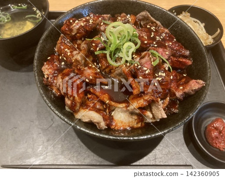 烤肉飯——美味 142360905