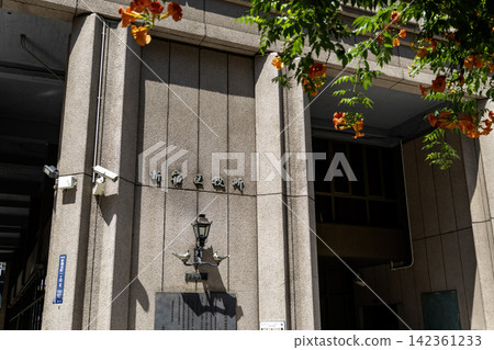 Name sign inscribed on the wall of Shinjuku Ward Office: 1-chome, Kabukicho, Shinjuku-ku, Tokyo 142361233