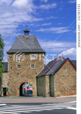Main historic gate tower in Bad Munstereifel Eifel Germany. Front view of medieval city walls and entrance architecture Main historic gate tower in Bad Munstereifel Eifel Germany. Front view of medieval city walls and entrance architecture 142361591