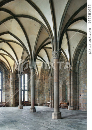 Guest Hall in Mont Saint Michel Abbey, France, interior view. High gothic vaulted stone ceiling and pillars in medieval hall 142361623