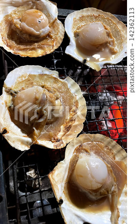Charcoal-grilled scallops in their shells: BBQ and seafood gourmet Charcoal-grilled scallops in their shells: BBQ and seafood gourmet 142362113