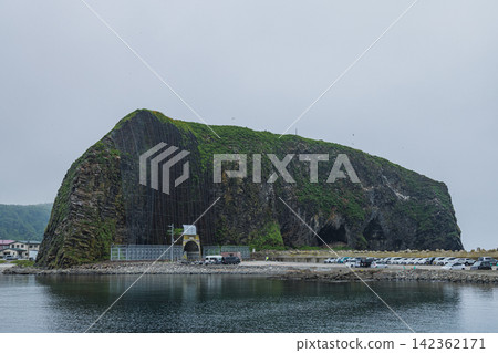 大龍子岩,位於日本北海道沙裡町宇登呂港,是一處巨大的岩石結構。 大龍子岩,位於日本北海道沙裡町宇登呂港,是一處巨大的岩石結構。 142362171