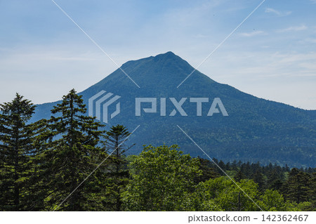 從日本北海道釧路市二學台眺望奧坎山 142362467