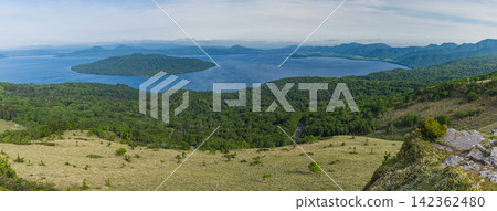 初夏時節，從日本北海道美幌町的美幌峠展望台看到的屈斜路湖和中島。 142362480