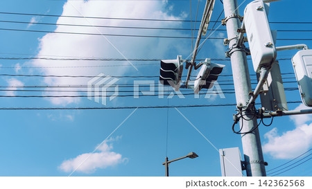 湛藍無雲的天空、路燈和電線 142362568