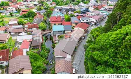 山坡上遍佈色彩繽紛的屋頂，宛如一座溫泉度假小鎮。 142362587