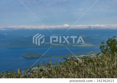 從日本北海道津別町津別峠展望台眺望屈斜路湖和和琴半島 從日本北海道津別町津別峠展望台眺望屈斜路湖和和琴半島 142362615