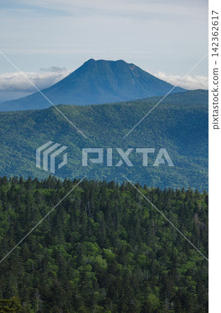 從日本北海道津別町津別峠展望台看到的奧坎山及周圍山脈。 從日本北海道津別町津別峠展望台看到的奧坎山及周圍山脈。 142362617