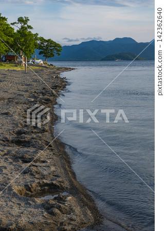 從日本北海道倭子利町屈斜路湖沙浴的足浴池周圍可以看到湖泊及其湖岸的景色。 從日本北海道倭子利町屈斜路湖沙浴的足浴池周圍可以看到湖泊及其湖岸的景色。 142362640